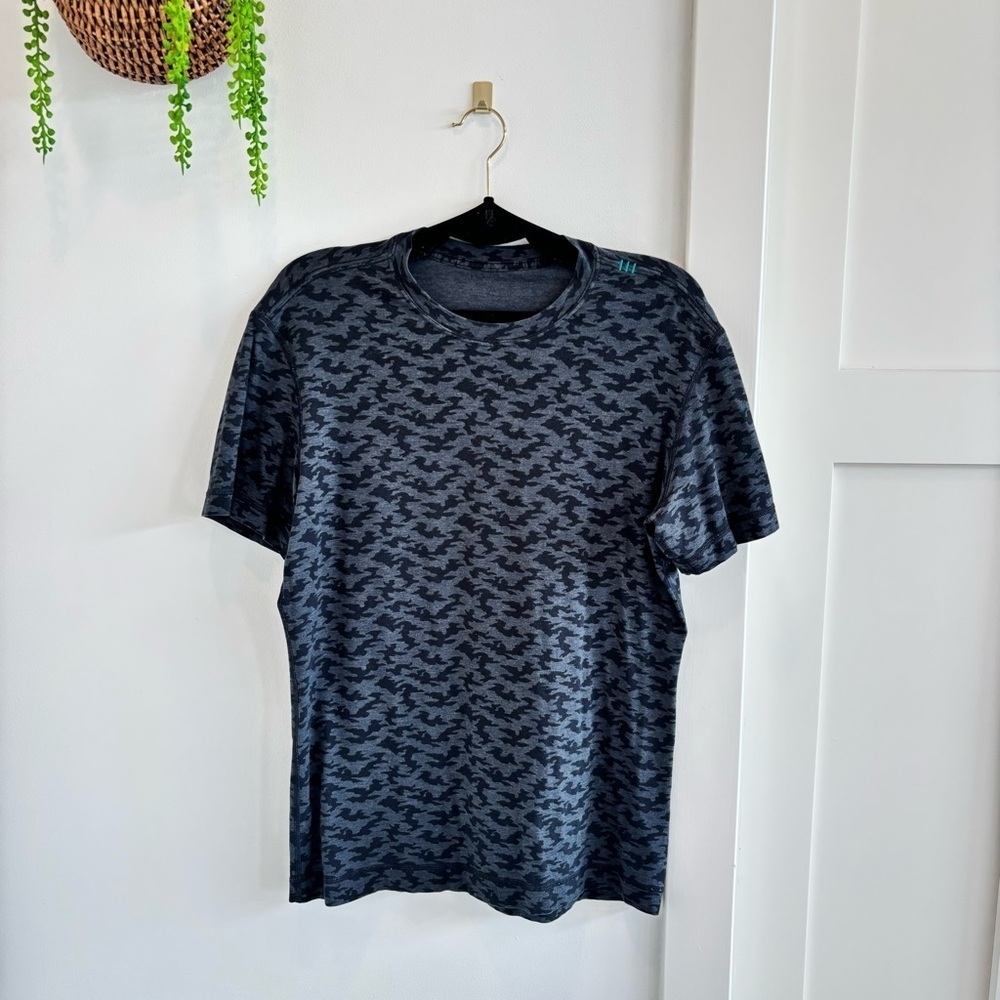 Lululemon Men's Gray Camo Short Sleeve Activewear Crewneck T-shirt Size Medium